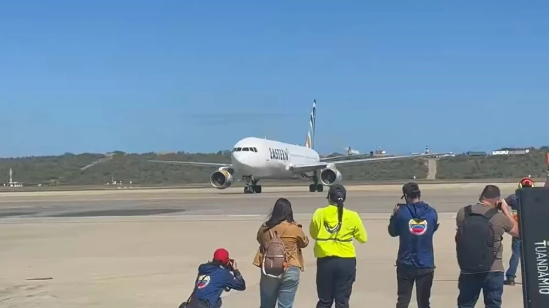 Το πρώτο αεροπλάνο με Βενεζουελάνους μετανάστες που απελάθηκαν από τις ΗΠΑ προσγειώθηκε στο Καράκας