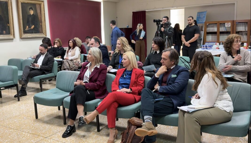 «Κάθονται στα θρανία» γιατροί και νοσηλευτές του Βενιζελείου (Φωτογραφίες)