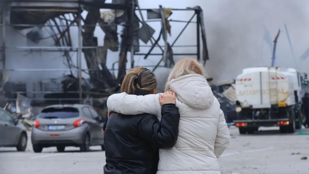 «Άρχισαν να πέφτουν σίδερα»: Συγκλονίζει εργαζόμενη που βγήκε ζωντανή από το εργοστάσιο «Βιολάντα»