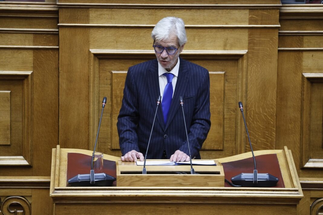 Ίμια: Ενός λεπτού σιγή στη Βουλή – Συγκίνησε ο αδερφός του Παναγιώτη Βλαχάκου