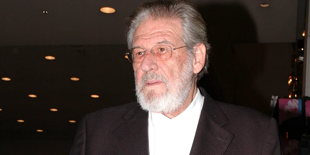 Πεταμένα στα σκουπίδια βρέθηκαν βραβεία και αντικείμενα του Γιάννη Βόγλη – Πωλούνται στο Διαδίκτυο, τι λέει ο γιος του