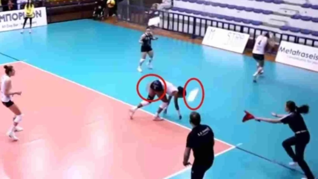 Θεσσαλονίκη: Απίστευτο περιστατικό σε αγώνα βόλεϊ – Η στιγμή που κομμάτια από το ταβάνι πέφτουν πάνω σε παίκτρια