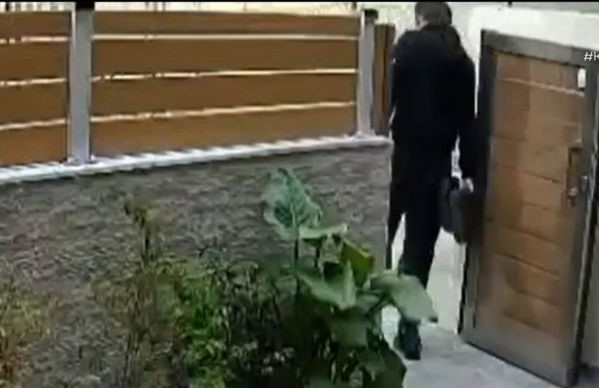 Χαϊδάρι: Είπαν τα κάλαντα για τα Θεοφάνια και έκλεψαν τα… παπούτσια της οικογένειας