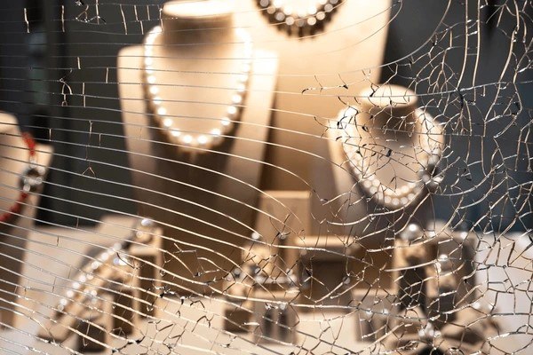 Χαλκιδική: Οι Ροζ Πάνθηρες πίσω από τη ληστεία μαμούθ πολυτελούς κοσμηματοπωλείου