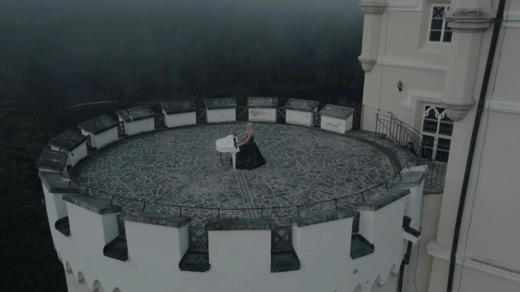 Η «ιπτάμενη πιανίστρια» Έλενα Ξυδιά παίζει πιάνο στην κορυφή κάστρου 800 ετών στην Κροατία – Βίντεο