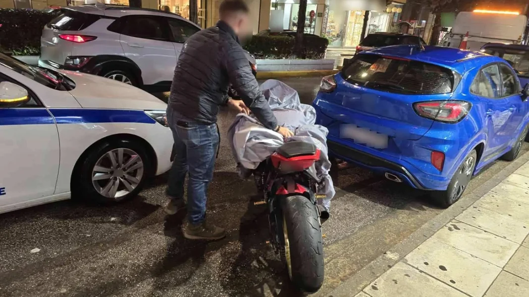 «Σήκωσα σούζα και φταίω»: Ταυτοποιήθηκε 22χρονος που έκανε επικίνδυνους ελιγμούς με μηχανή