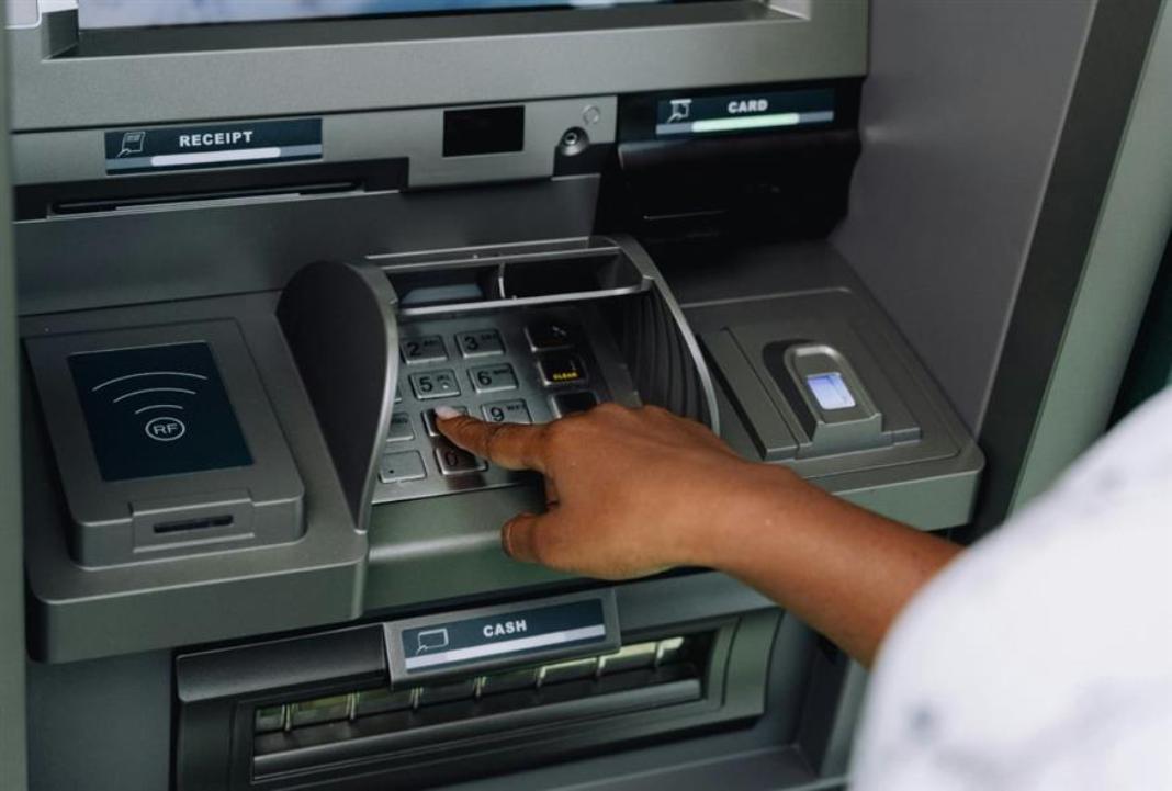 ΤτΕ: Σημαντική μείωση στα περιστατικά απάτης με κάρτες, POS και ATM ...