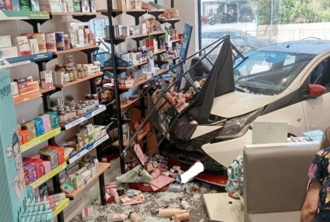 ΙΧ εισέβαλε με φόρα σε φαρμακείο